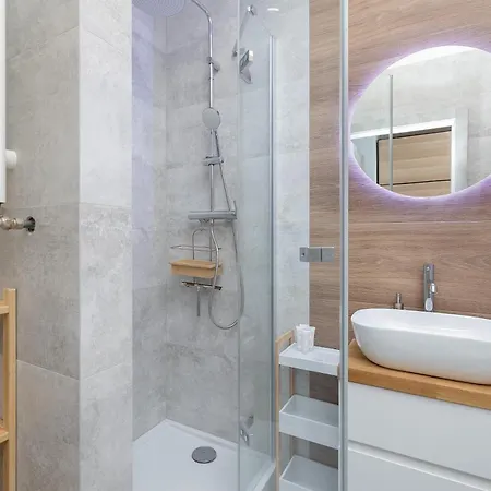 アパート Modern With Swimming Pool In Hanza Tower By Renters シュチェチン